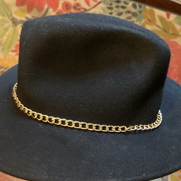 Fedora-Gelso Bianca pinched black Fedora 100% wool with gold chain.  Classic - Picture 9 of 15